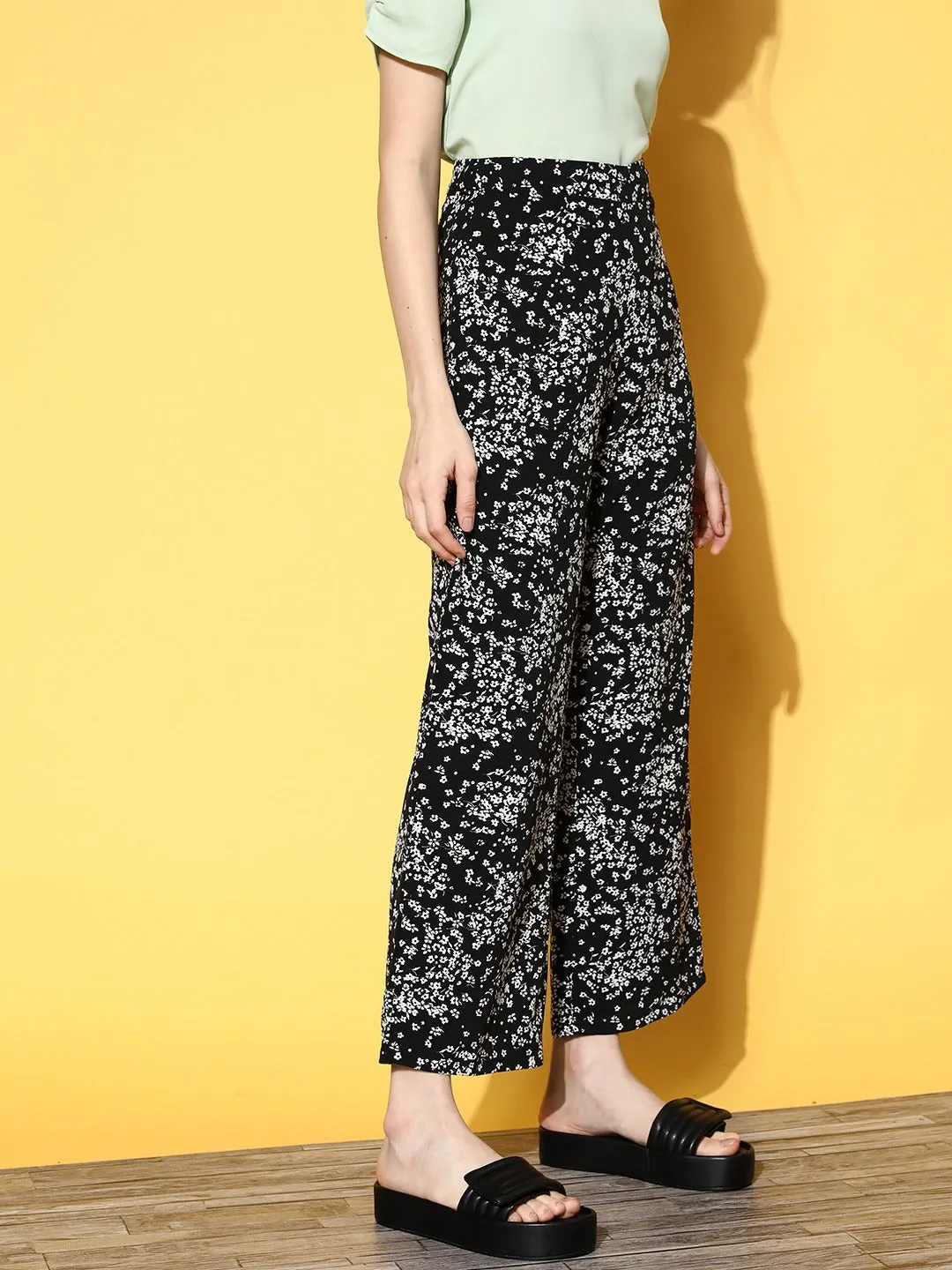 Berrylush Women Black & White Floral Printed High-Rise Wide Leg Trousers