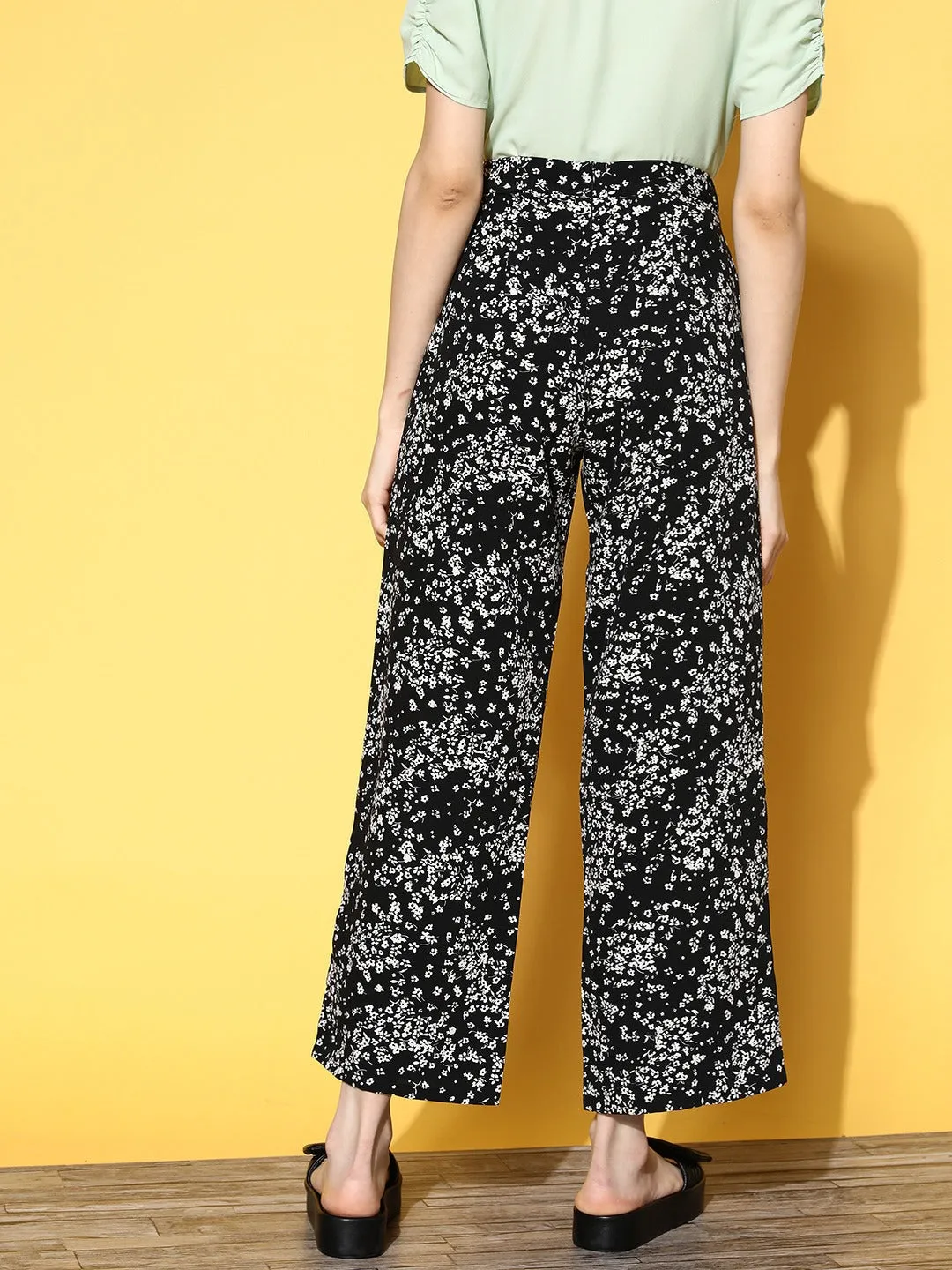 Berrylush Women Black & White Floral Printed High-Rise Wide Leg Trousers